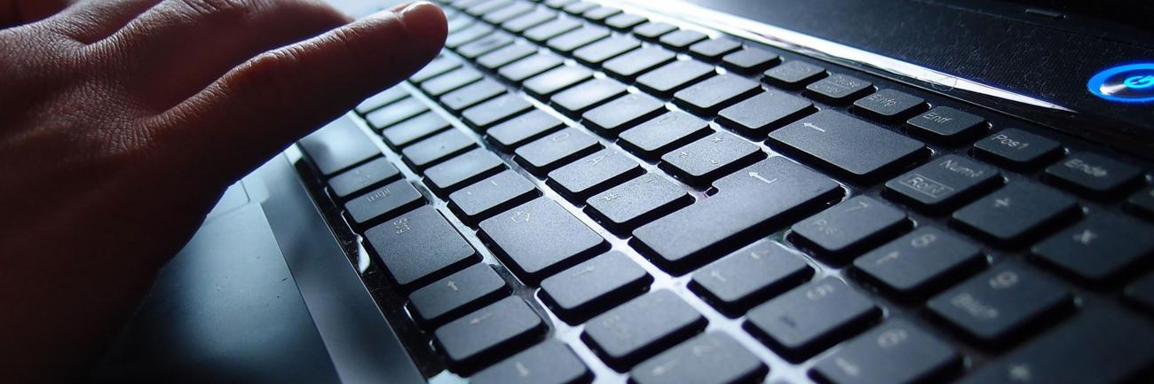 (c) Pixabay Finger auf einer dunklen Tastatur